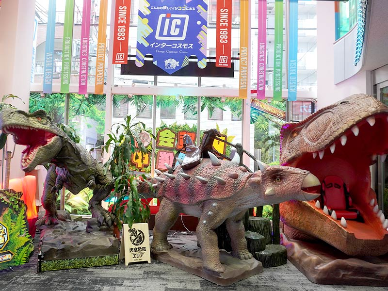 恐竜ロボットやモニュメントが勢ぞろい