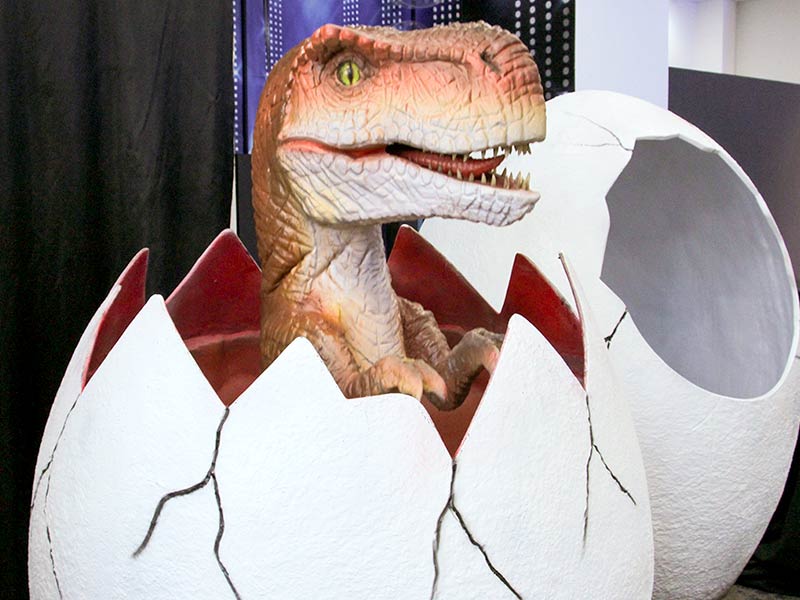 卵から顔を出すICベビーティラノ