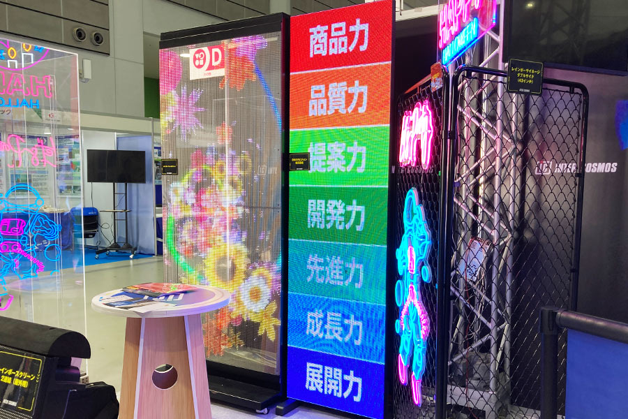 迫力のある大型ビジョンたちと紙什器LEBo