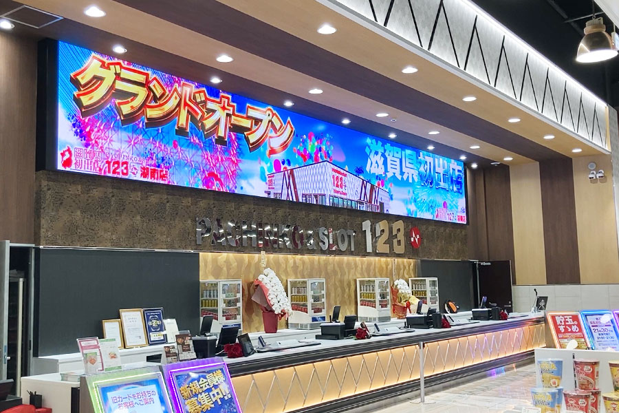 パチンコ店カウンター後ろの巨大LEDビジョン