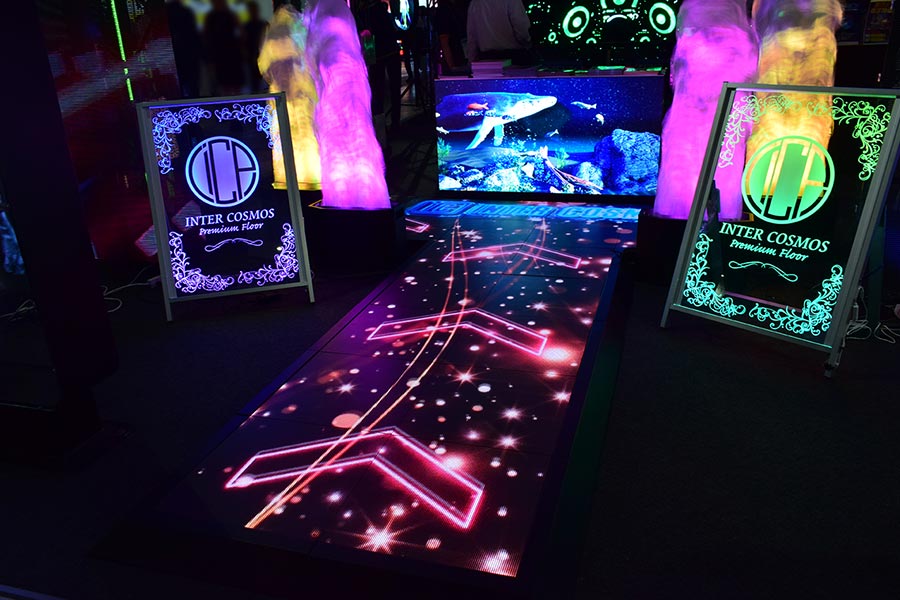 踏めるLEDフロアビジョンとLEDの受付