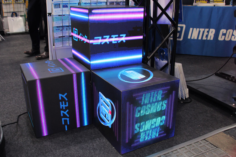 立方体型のLEDキューブビジョン