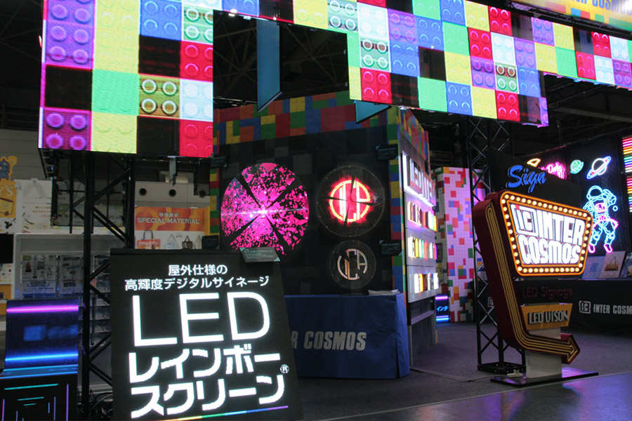 LED装飾が目立つ展示会のブースの様子
