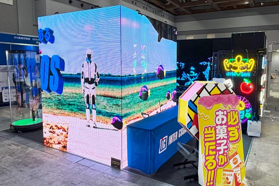 大型展示会でもLED中心のブースは目立つ
