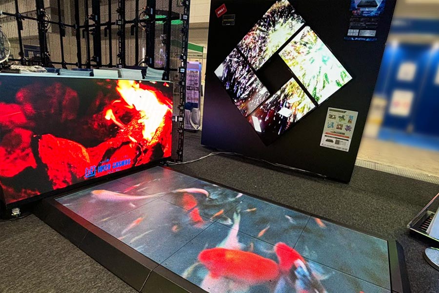 床も受付等の什器もLEDでビジョンに