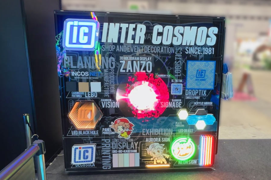LEDも組み込んだ奥行きのあるアクリルパネル