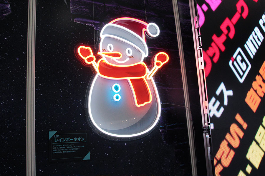 今時の店舗には欠かせないカラフルなLEDネオン