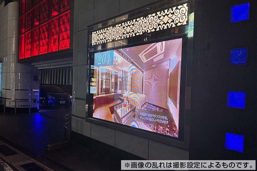 夜だとより光って目立つ野外LEDビジョン
