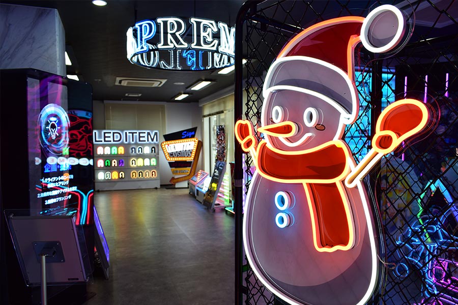 LEDネオンでイラストを縁取り