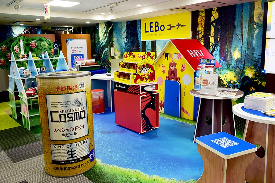 紙でできているLEBoの家具や大きな缶オブジェ