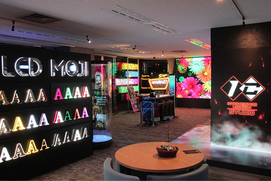 LEDで煌びやかな内装の東京支店ショールーム