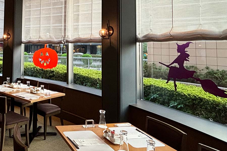 カッティングシートによるハロウィン装飾