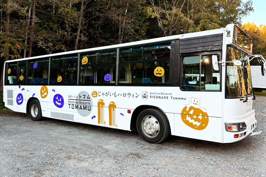 じゃがいもハロウィンのイラストに包まれたバス