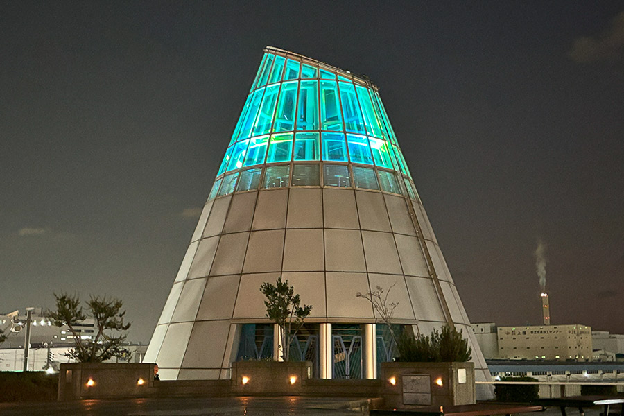 灯台を中からバーライト3台で照らし、建物全体が幻想的に輝く様子
