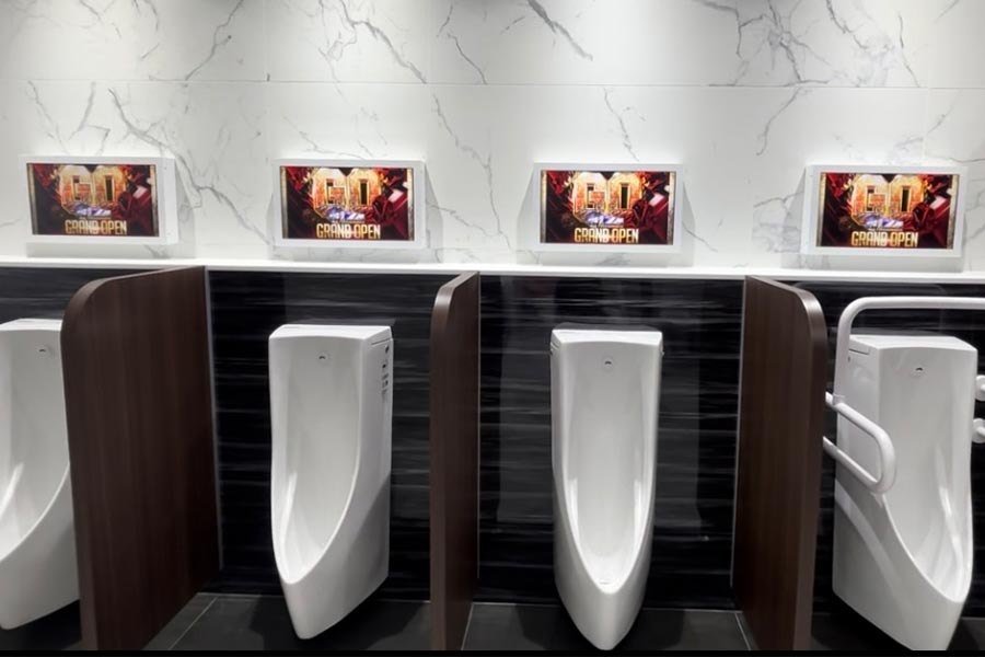 トイレの目線に小型サイネージ