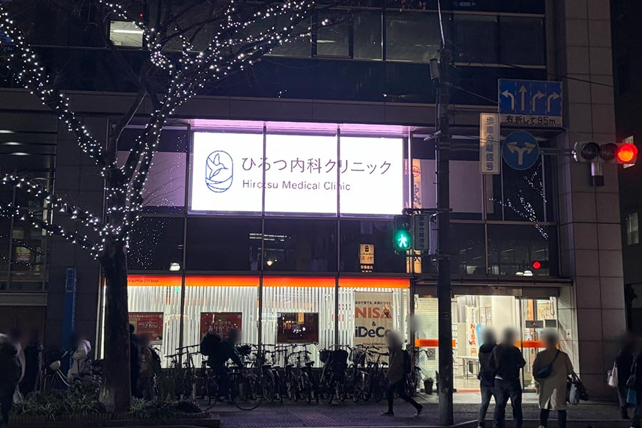 室内から屋外に向けて設置するLEDビジョン