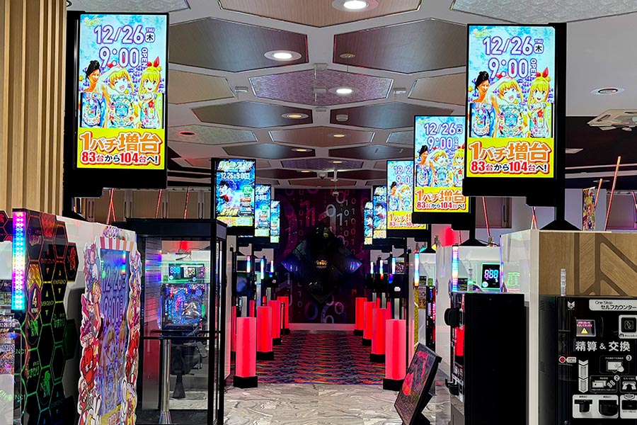 並んだ両面液晶サイネージとレインボータワー