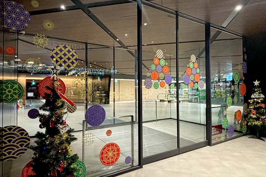 ウインドウ装飾もクリスマス仕様に
