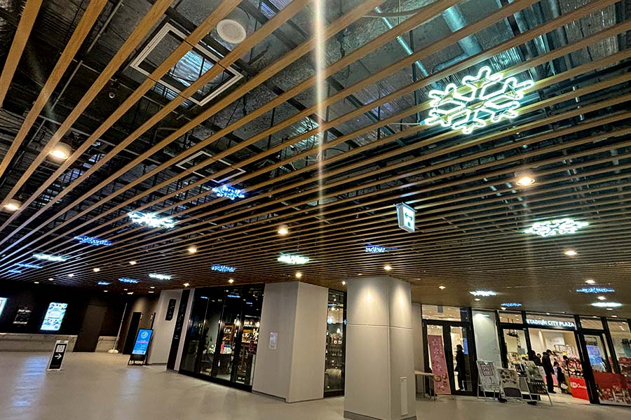 施設の天井にLEDの雪の結晶モチーフ