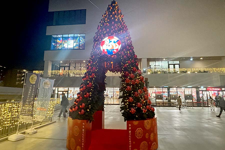 中国をイメージした赤色クリスマスツリー