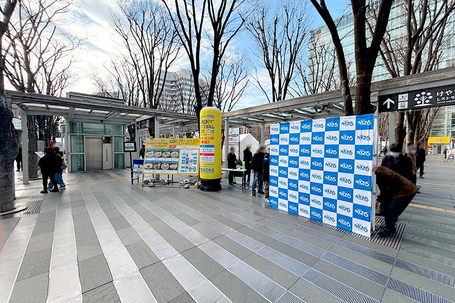 遠くからでも存在感を放つLEDエアタワー