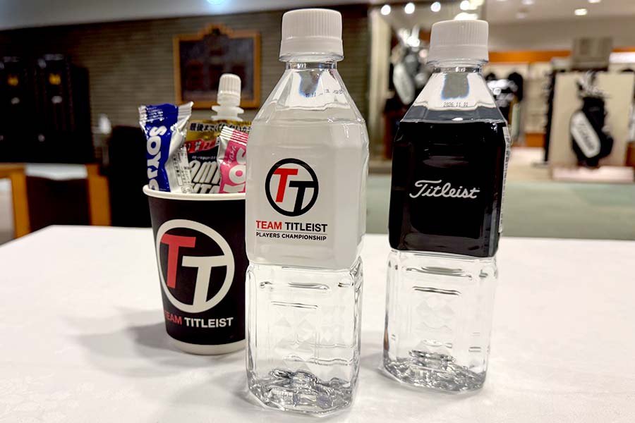 ペットボトルや紙コップも特別仕様で作成