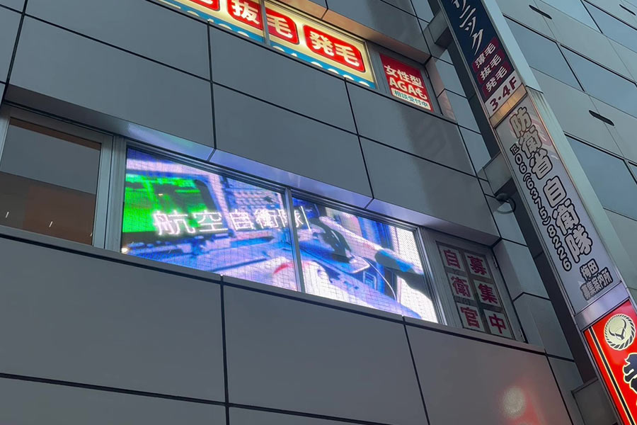 窓際の広告として動画を流せるシースルービジョン