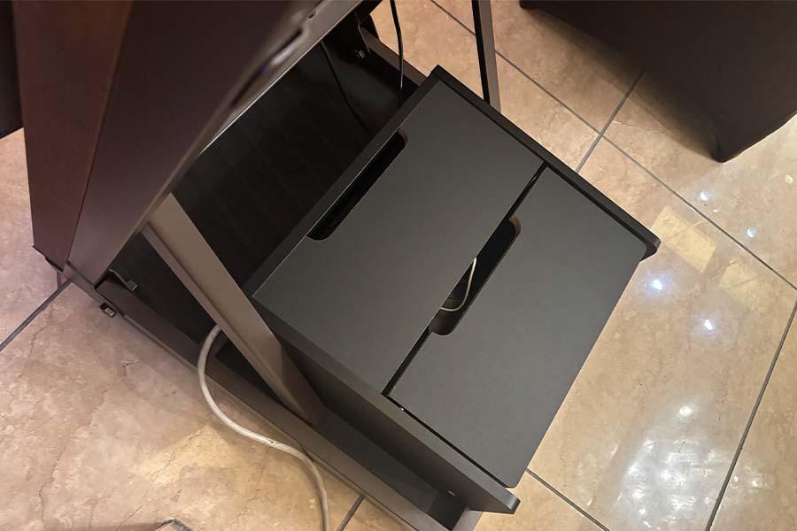 再生機器用の木製ボックスで配線を目隠し
