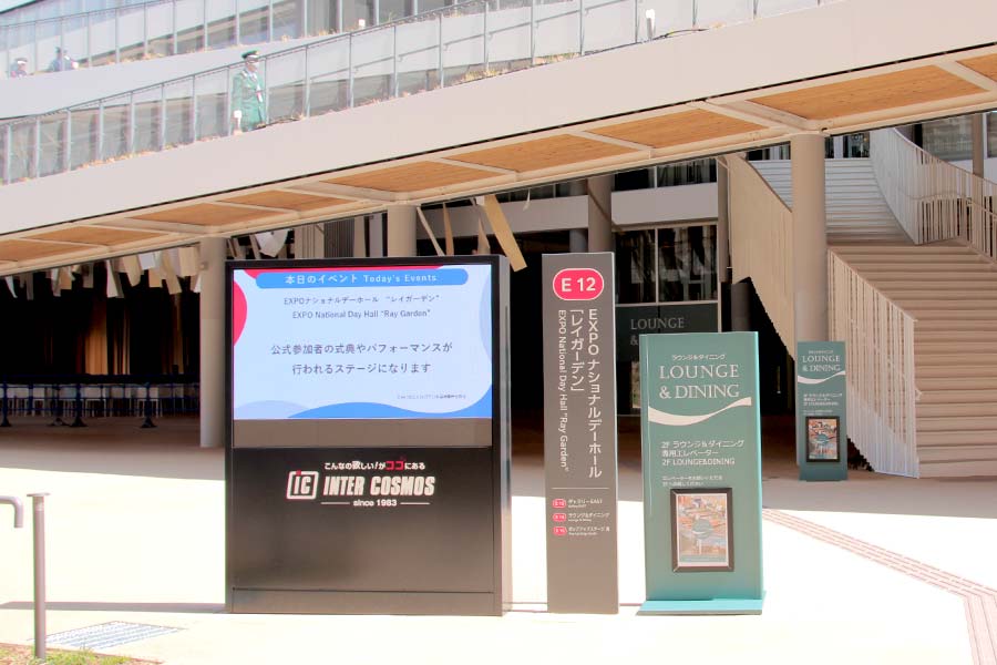明るい場所でも細かい文字まで読める自立型LEDビジョン