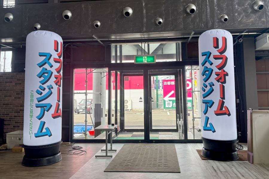 巨大なLEDエアタワーで施設名を案内掲示