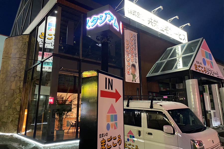 屋外用の立方体型ビジョンで特殊な看板に