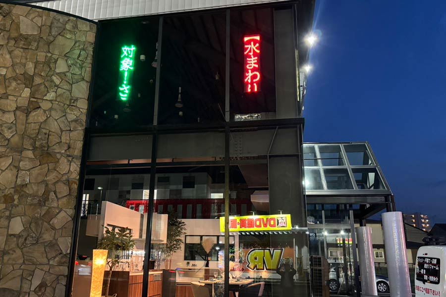 室内用の電光掲示板を窓から通路に見せる使用方法