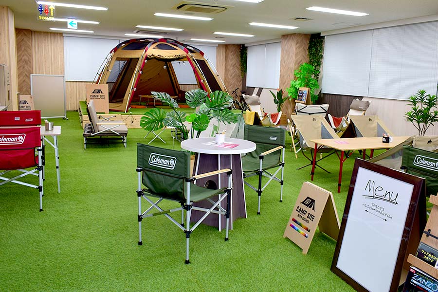 屋外のようなコンセプトのキャンプ仕様の商談スペース