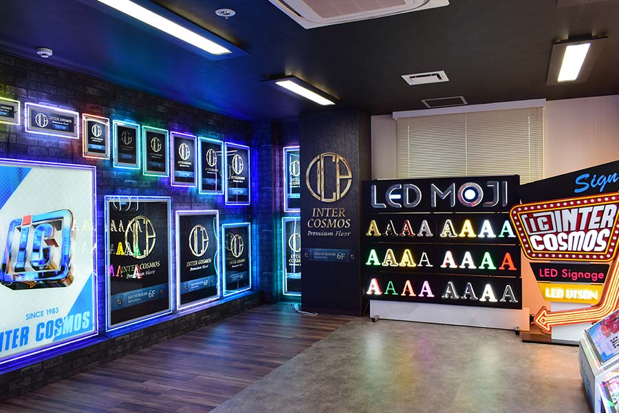 LEDサインやLEDレインボーパネルがぎっしり