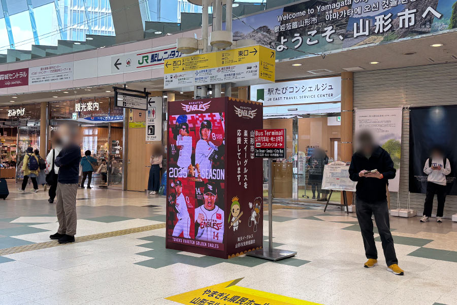 柱型で一面が大型LEDビジョンになっている駅構内の装飾