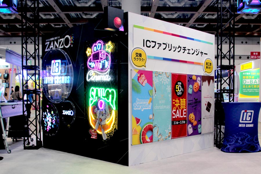中央の四角柱で壁面展示スペースを確保