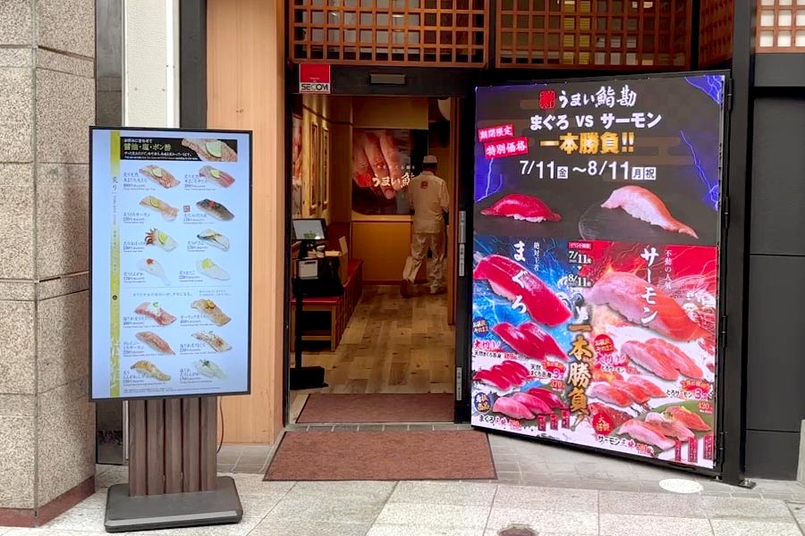 メニューや期間限定商品などをLEDビジョンと置き型液晶サイネージで掲示