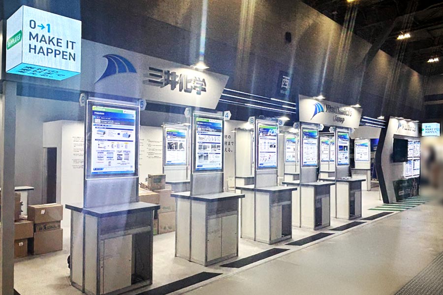 ブースの左右の端に設置して通路からも目を惹く仕上がり