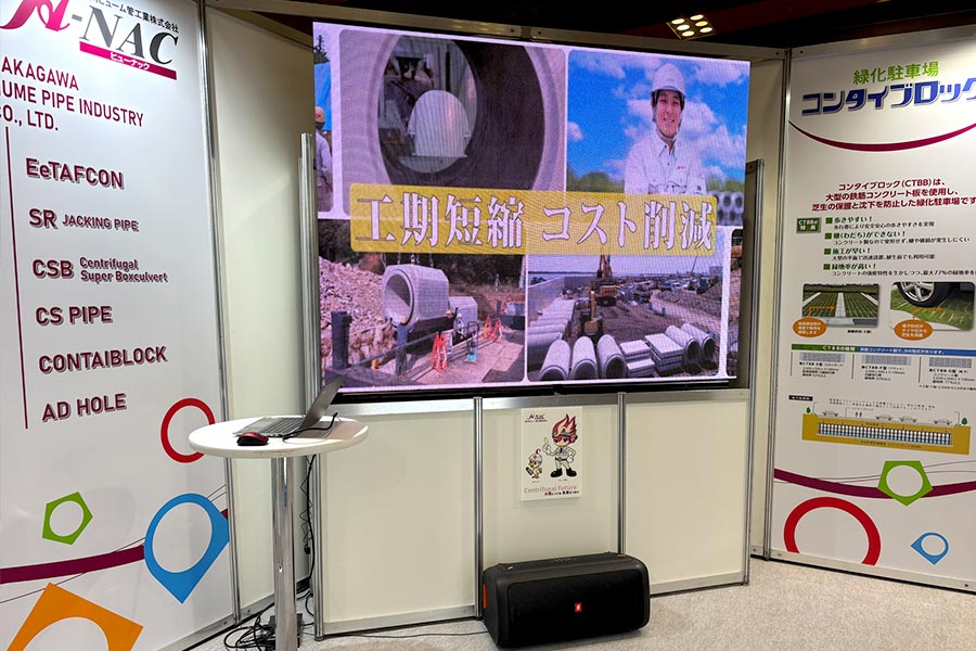 展示会の間、大画面で企業・商品CMをLEDビジョンで流す様子