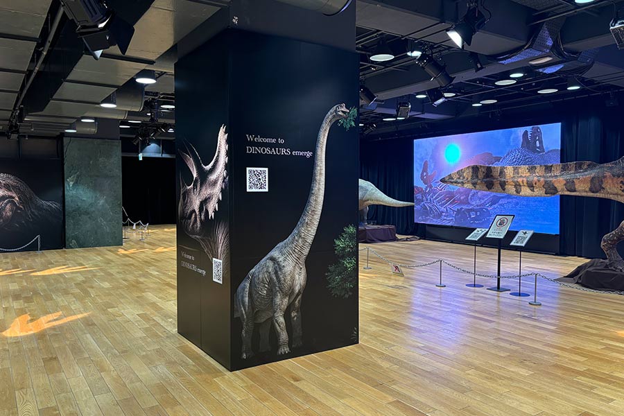 柱にラッピングしてQRコードを掲示