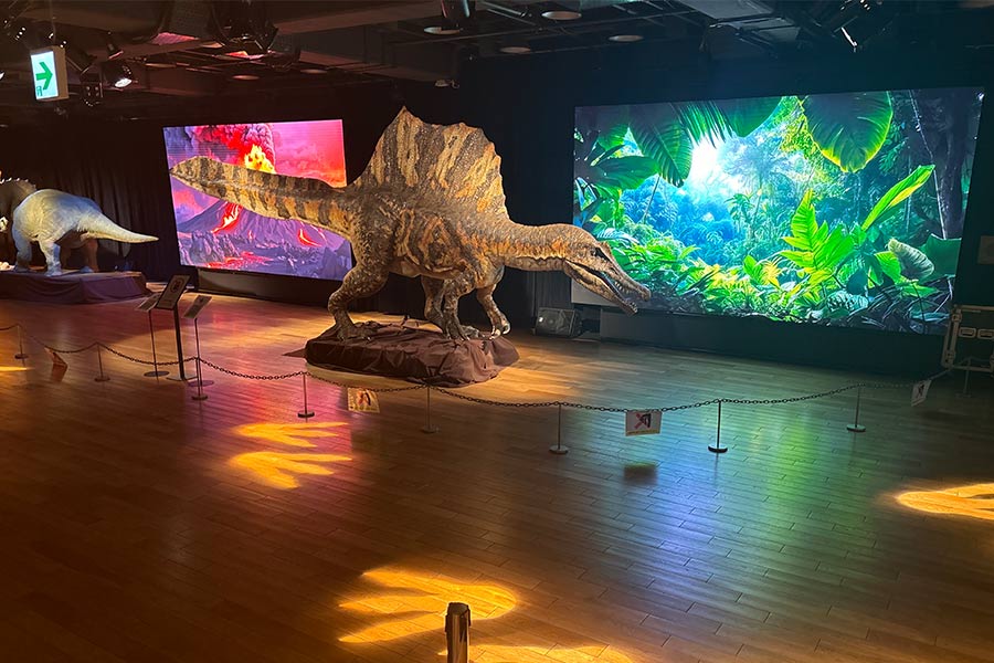 恐竜ロボットの背面に大画面LEDビジョンを設置