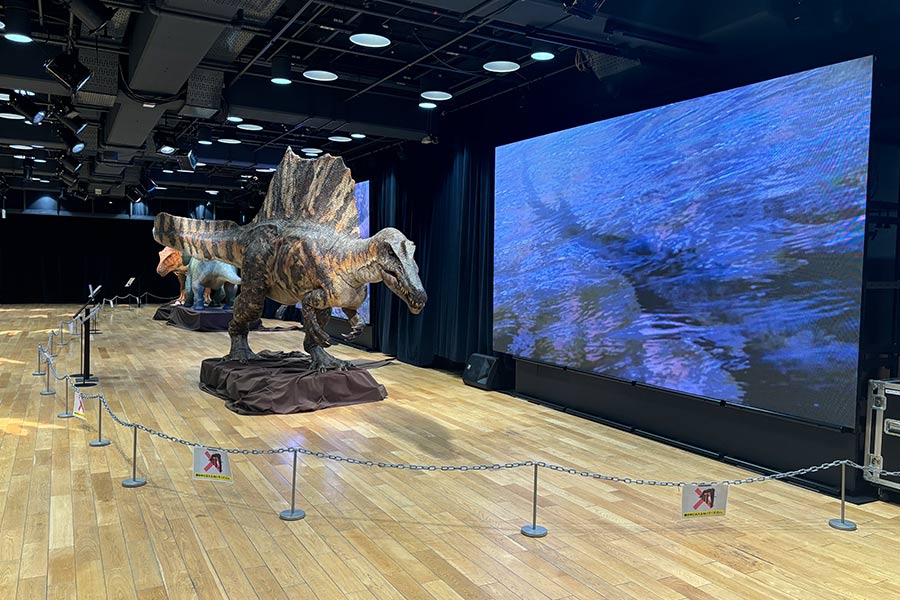 背面のLEDビジョンで景色を放映し太古の雰囲気を演出