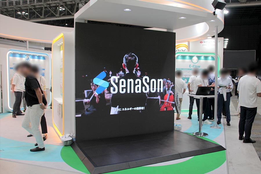 巨大なビジョンでCMを流して展示会ブース集客に