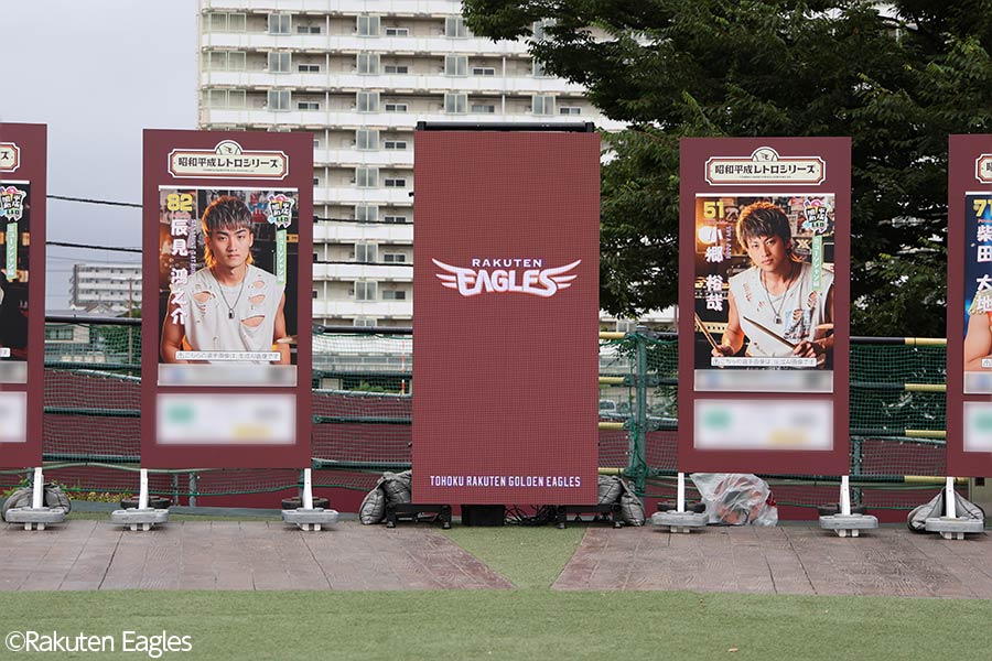 ロゴを映し出す屋外用レインボービジョン