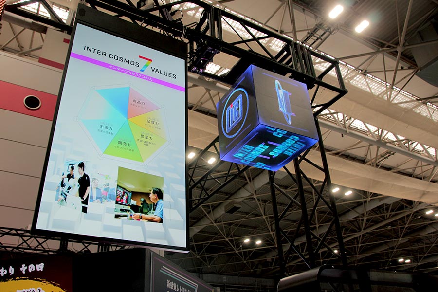 天吊りで設置した薄型両面液晶と立方体のビジョン