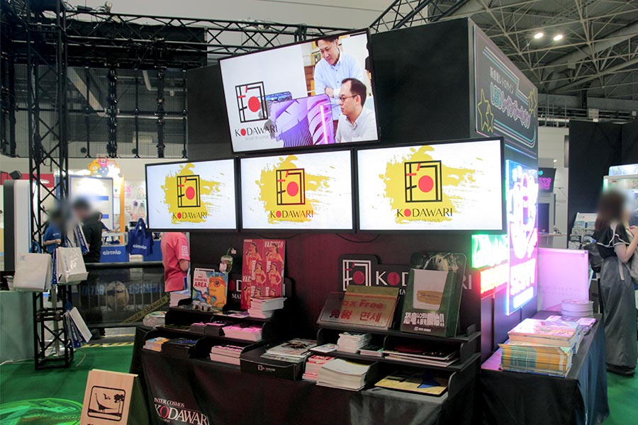 KODAWARIシリーズ紹介はサイネージマエストロで複数画面で上映