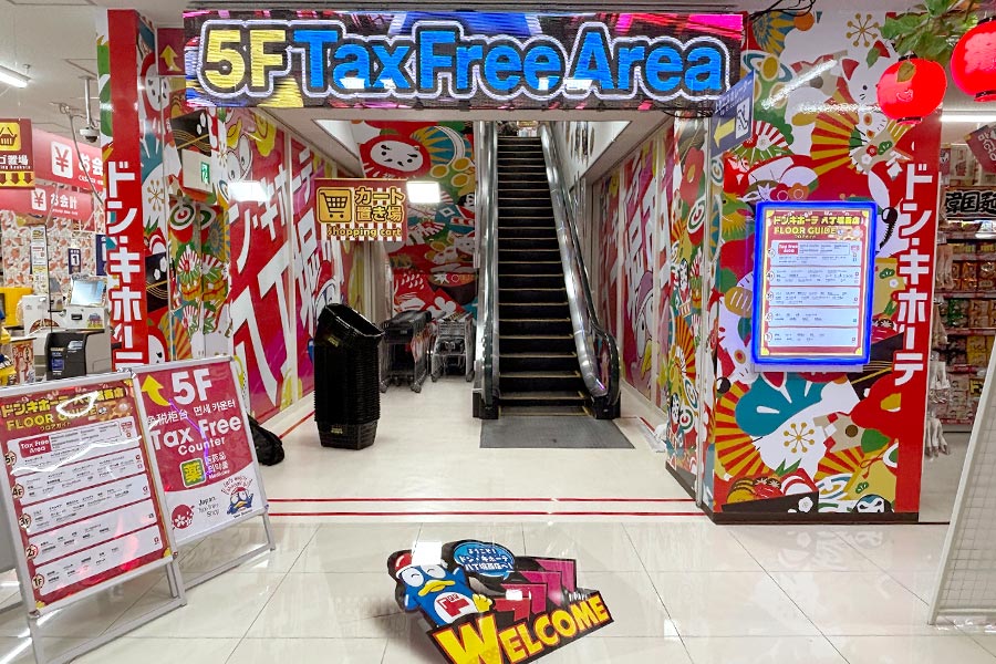 エスカレーター前のシースルービジョン(レンタル)