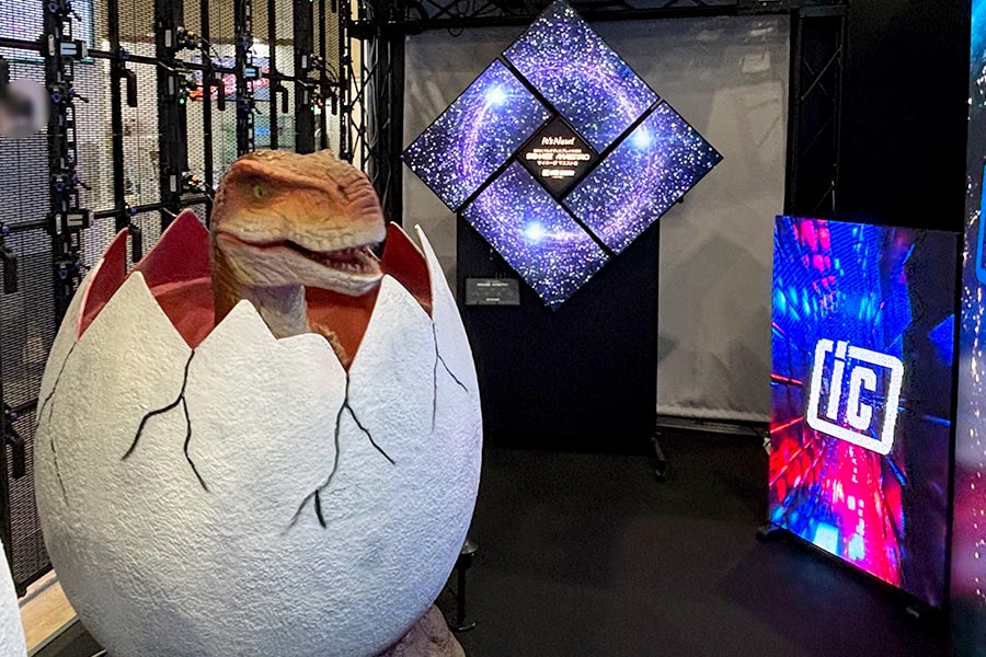 恐竜ロボットとサイネージマエストロと3WAYビジョン