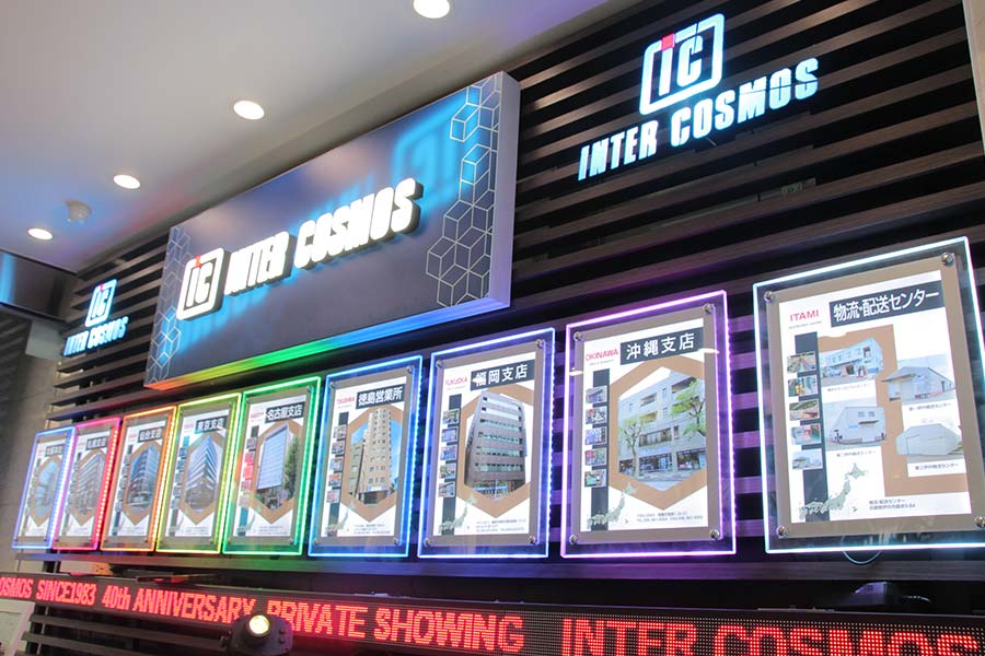 レインボーパネルが並ぶ入口エレベーター前