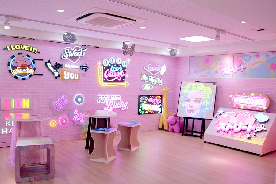 2階はネオン看板や多彩なLED看板を展示